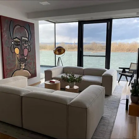 Modernes Mit Wunderschoenem Rheinblick