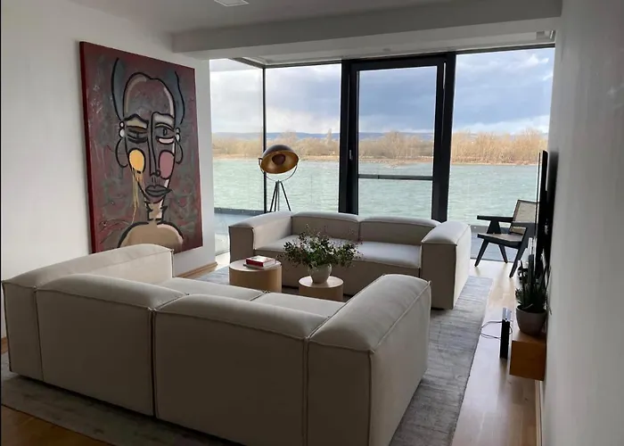 Modernes Mit Wunderschonem Rheinblick